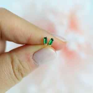 Pendientes de Oro Rosa Sólido de 14K con Zafiro Azul Corte Baguette, Joyería Fina Minimalista y Delicada para Uso Diario, Aniversarios y Fiestas - Product Image 1