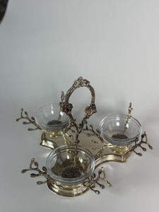 Ensemble de trois coupelles à chocolat en verre de style antique avec support en argent, pièce décorative attrayante pour la table à manger, provenant d'Inde. - Product Image 3