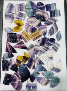 Pierre précieuse Trimurti Gems en fluorite arc-en-ciel naturelle sculptée à la main en forme de fleur |   Cristaux de fluorite violets et verts de formes variées pour la fabrication de bijoux - Product Image 3