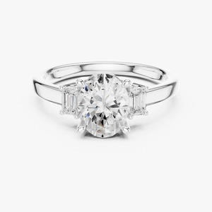 Bague de fiançailles en or jaune 9 carats avec diamant ovale de 1,50 carat cultivé en laboratoire et trois pierres latérales baguette – Vente en gros - Product Image 5