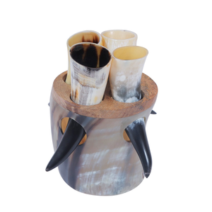 Ensemble de tasses à boire en corne naturelle faites à la main avec support en bois, chopes à bière vikings médiévales, verres à shot rustiques en corne, articles de bar pour fêtes, cadeau - Product Image 3