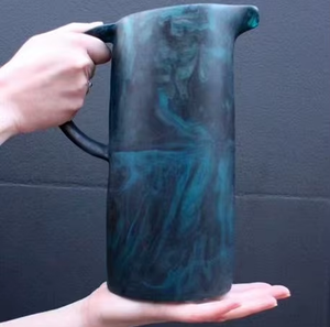 Carafe élégante en résine, vaisselle de qualité supérieure, écologique, pour servir l'eau, avec taille et design personnalisés à prix abordable - Product Image 1