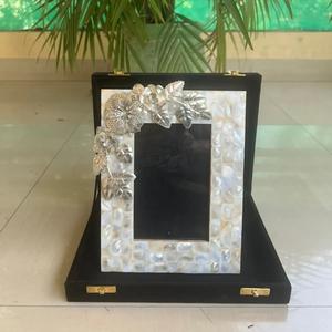 Cadre photo artisanal en nacre naturelle, décoration murale ou de table de qualité avec des caractéristiques vintage, cadre photo fait main - Product Image 1