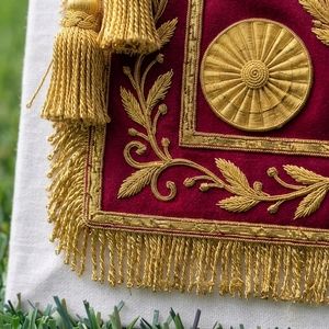 Delantal Masónico de Cuero de Lujo Rojo y Dorado con Bordado 3D Cuadrado, Regalia Masónica Personalizada Cosida con Borlas - Product Image 6