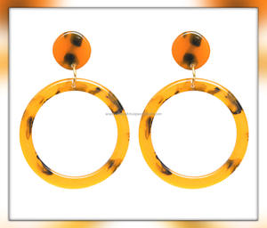Boucles d'oreilles en résine de couleur personnalisées luxueuses fabriquées à la main pour femmes accessoires de mode hautement polis de haute qualité d'Inde - Product Image 3
