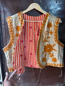 Veste sans manches légère en velours brodée à la main pour femme, style bohème décontracté, motif floral Suzani, ethnique, vente en gros - Product Image 2