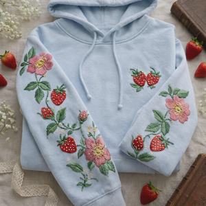 Sweat à capuche unisexe décontracté en coton tricoté fait main avec broderie florale fraise pour le printemps - Product Image 2