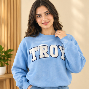Sweat-shirt à col rond pour femme avec imprimé lettres Troy, rouge, pull universitaire personnalisé à col montant, style universitaire, vêtements de campus - Product Image 4
