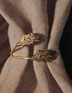 Anneau de serviette en métal artisanal, conçu pour une collection d'accessoires de table haut de gamme, rehaussant élégamment la présentation des repas. - Product Image 2