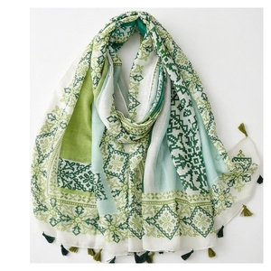 Pañuelo de Chifón para Mujer, Estampado Geométrico, Estilo Étnico, Largo, Multifuncional, para Uso Diario en Todas las Estaciones, Borde con Borlas Verdes y Blancas - Product Image 1