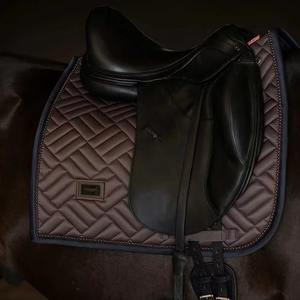 Tapis de selle en cuir satiné pour dressage équestre, légers, confortables, doux, respirants, fabriqués au Pakistan - Product Image 2