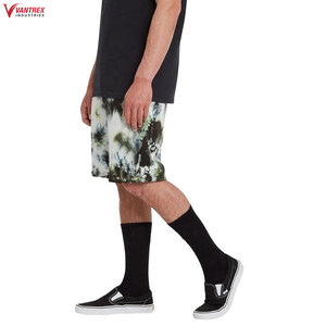 Shorts de sport décontractés pour hommes, style streetwear, logo personnalisé, en toile respirante tricotée unie, haute qualité, fabriqués au Pakistan - Product Image 3
