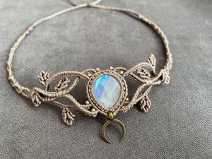 สร้อยคอแมคราเม่ประดับมูนสโตนสีรุ้ง จี้รูปพระจันทร์เสี้ยว เชือกสีเบจ เครื่องประดับทำมือสไตล์โบโฮ - Product Image 2