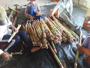 Poteaux en fibre de coco de qualité supérieure conçus pour soutenir les plantes grimpantes, améliorer la structure de croissance et embellir naturellement l'esthétique du jardin. - Product Image 3