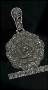 Colgante de plata de ley 925 con diseño de flor de rosa y letra, hecho a medida con diamantes de moissanita VVS, para unisex. - Product Image 2