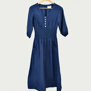 เดรสผ้าฝ้ายลินินสีน้ำเงินกรมท่าสำหรับผู้หญิง ทรงมิดิ-แม็กซี่ คอวี ติดกระดุมด้านหน้า แขนสามส่วน เอวสม็อค สไตล์โบโฮลำลอง มีกระเป๋า - Product Image 4