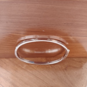 Bracelet minimaliste motif vis, classique, uni, de créateur, élégant, bijoux fins pour femme, Revalia Vms59, idéal pour les fêtes - Product Image 4