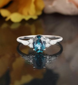 Bague de fiançailles et de mariage en argent sterling 925 avec alexandrite taille ovale, pierre précieuse à changement de couleur, bijou de mariée vintage de luxe, cadeau pour elle - Product Image 3