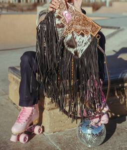 Bolso Bandolera de Cuero Vacuno con Flecos Estilo Western – Bolso de Hombro Boho Vintage Hecho a Mano con Borlas Largas para Mujer - Product Image 1