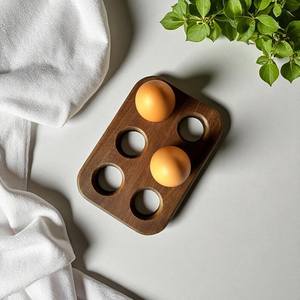 Estante para huevos de madera hecho a mano con textura orgánica y diseño práctico para un almacenamiento ordenado de huevos en la encimera de la cocina. - Product Image 1