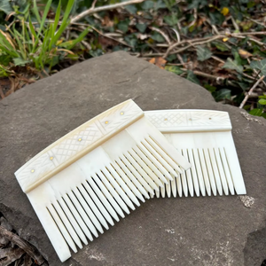 Peigne en os naturel fait main pour les soins des cheveux - Product Image 1