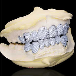 Joyería de Lujo Personalizada: Grillz Hip Hop con Letras, Micro Pavé de Moissanita y Acabado Plateado para Hombres - Product Image 4