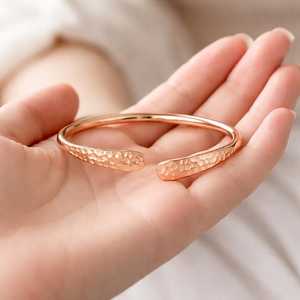Brazalete de Cobre Puro Martillado a Mano para Mujer, Brazalete Abierto Ajustable Hecho a Mano, Joyería Rústica Minimalista - Product Image 6