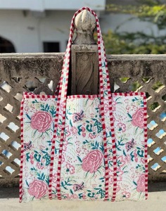 Sac à bandoulière matelassé en coton imprimé de luxe pour femmes, avec texture douce et élégante sangle à chaîne - Product Image 6