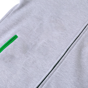 Chaqueta universitaria de lana gris alfa con letras bordadas en chenilla personalizadas, cremallera completa, cortavientos, para hermandades, universidades y actividades al aire libre, con cintas. - Product Image 3