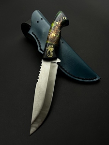 Couteau de chasse en acier allemand, lame fixe, bord partiellement dentelé, manche en résine époxy en forme de cône de pin, durable, léger, étui en cuir - Product Image 5