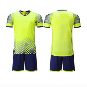 Uniforme de fútbol para hombre diseñado para el rendimiento atlético con material elástico ligero para partidos intensos. - Product Image 4