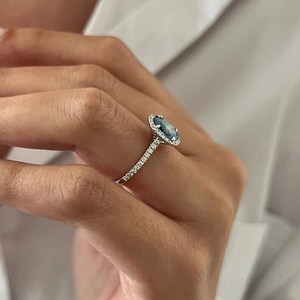 Bague de fiançailles de luxe en or blanc 14 carats avec moissanite bleue taille ovale, halo et bande pavée de diamants VVS cultivés en laboratoire pour femme - Product Image 5