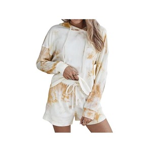 Ensemble deux pièces décontracté d'été pour femme : sweat à capuche côtelé tie-dye blanc délavé camel et short à cordon de serrage à manches longues - Product Image 2