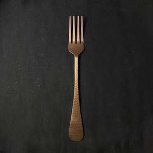 Ensemble de couverts de luxe en cuivre bronze martelé avec revêtement PVD, pour restaurant, hôtel, mariage, événement, réutilisable, passe au lave-vaisselle, cuillère, fourchette - Product Image 3