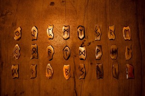 Ensemble de divination par runes vikings avec tapis en cuir de qualité supérieure, pierres Futhark nordiques anciennes pour l'orientation spirituelle - Product Image 5
