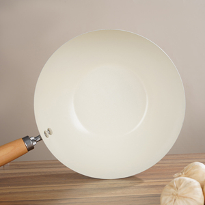 Wok professionnel antiadhésif, parfait pour la cuisson par sautage, la friture et la préparation de plats savoureux en format familial, facilement. - Product Image 6