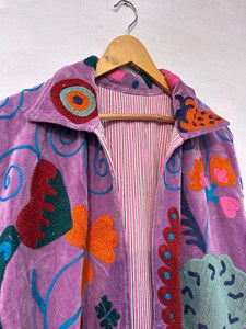 Chaqueta Larga de Terciopelo Morado Estilo Boho para Mujer, Bordada con Diseño Floral, Cuello Camisero, Manga Larga, Ropa de Abrigo para Invierno - Product Image 2