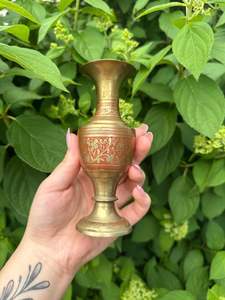 Jarrón decorativo de latón con acabado antiguo, perfecto para interiores de casas de lujo y arreglos florales. - Product Image 6