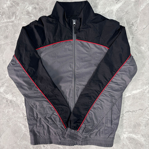 ชุดเซ็ตเสื้อฮู้ดกันลมผ้าไนลอนน้ำหนักเบาสำหรับผู้ชาย สไตล์สตรีทสปอร์ต พร้อมกางเกงขาสั้นออกกำลังกาย ออกแบบตามสั่ง OEM - Product Image 2