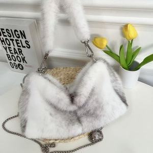 Sac à bandoulière en fausse fourrure pour femme, style bohème, hiver, avec chaîne, mélange de couleurs blanc et gris - Product Image 1