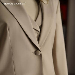 Costume 3 pièces beige sur mesure pour femme - Veste et pantalon ajustés |   Collection féminine |   Vietnam - Product Image 2