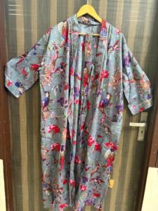 Bata de algodón con estampado de pájaros para mujer, kimono hecho a mano con diseño floral, bata de spa ligera, ropa de descanso, cuello en V para damas de honor - Product Image 3