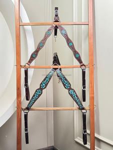 Collar de pecho occidental de cuero mecanizado a mano con acentos florales verde azulado tachuela de caballo ajustable para Rodeo Trail Ranch & Barrel Racing - Product Image 3