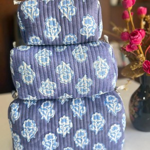 Bolsa de Aseo Grande de Viaje Estilo Boho Chic de Jaipur, Juego de Bolsas de Aseo Suaves, Duraderas, Ligeras y Ecológicas, Hechas de Tela de Algodón Puro con Estampado a Mano - Product Image 1