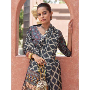 Saree traditionnel en crêpe noir éblouissant avec chemisier Ensemble imprimé numérique pour femme - Product Image 6