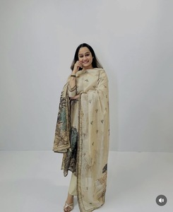 Ensemble 3 pièces bohème pour femme en lin beige 100% avec broderie unie, comprenant Kurta, pantalon et dupatta, coupe ample, longueur complète, col mandarin, pour le quotidien - Product Image 3