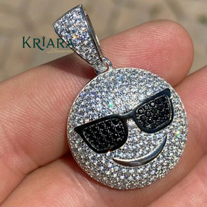 Colgante de Moissanita con Emoji, Chapado en Plata 925, Diseño de Cara Redonda con Corte Brillante, Temática Hip Hop, Joyería Unisex para Uso Diario - Product Image 2