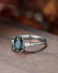 Anillo de compromiso de moissanita verde de corte ovalado de 2.2 CT, chapado en oro de 18K, de lujo, para aniversario, uso diario, propuesta, regalo hecho a mano, con engaste de puntas - Product Image 3