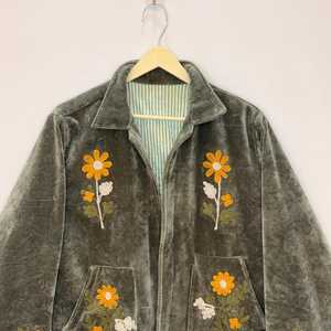 Presentamos una Hermosa Chaqueta de Terciopelo con Bordado Suzani, Abrigo de Algodón con Estampado Floral, Chaqueta de Invierno Hecha a Mano, Moda Sostenible para Mujer - Product Image 5