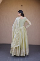 Tenues de mariage traditionnelles indiennes en soie Georgette, Salwar Kameez, robes Anarkali, avec broderie lourde de sequins et de Zari, et bordure ajourée.